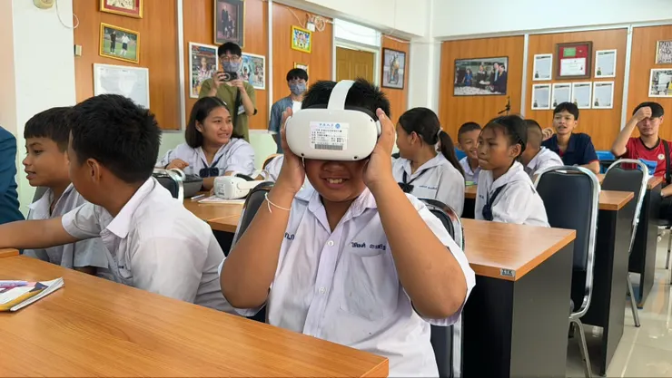 小朋友開心體驗VR設備 圖/廖秀莉老師 提供