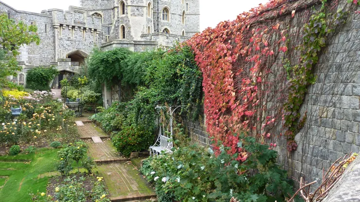 護城河已成草地
