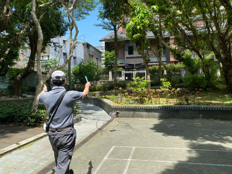 河流往公園的西北角流出