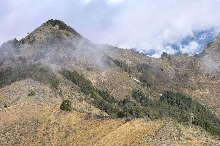 照片正中央偏左一點點的就是卑南主峰三叉營地