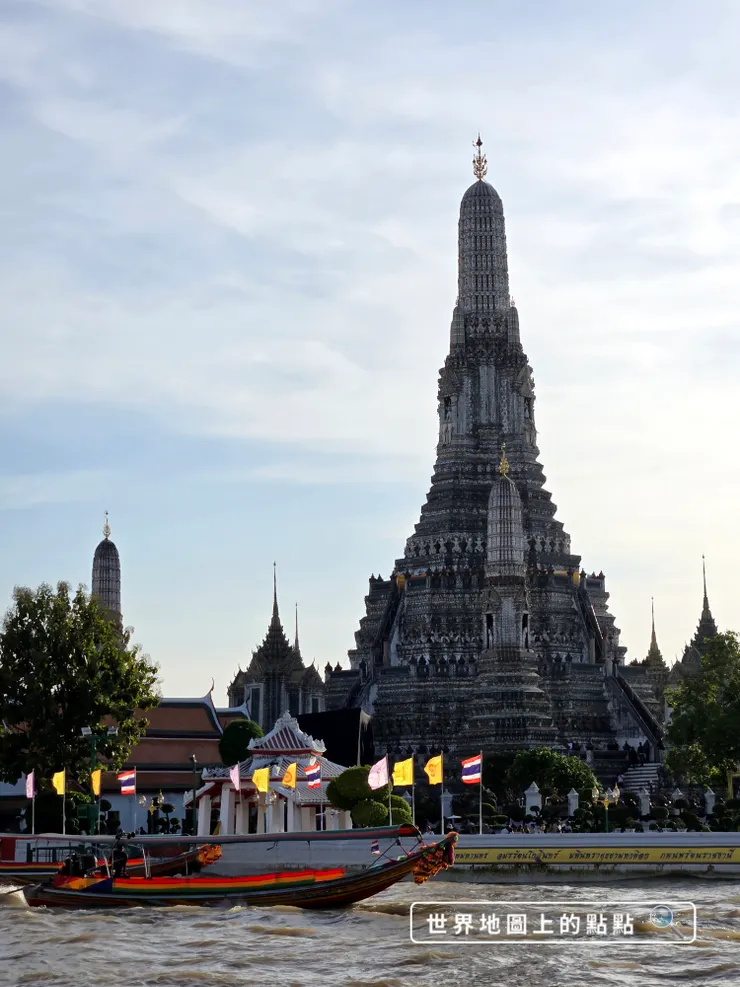 從昭披耶河上拍攝鄭王廟，夜間坐船還可以欣賞沿途河畔建築物點上不同顏色的燈光