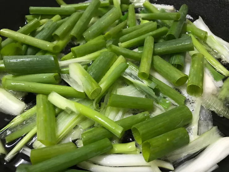 一開始煮就下蔥綠