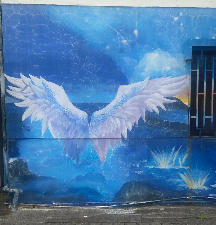 仰望那對巨大的翅膀，渴望飛離平庸。