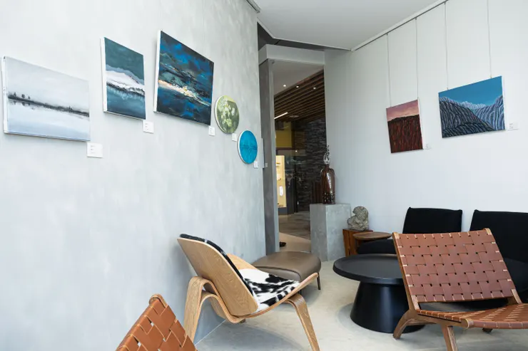 桃園藝廊空間提供一個小包廂的隱私空間,適合團體或商務聚會