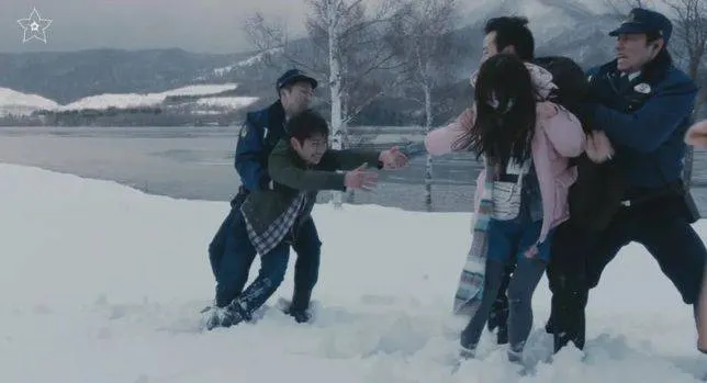 蓮帶葵逃家後隔天就被警察找到而被迫分開,圖片來源:「系」電影劇照