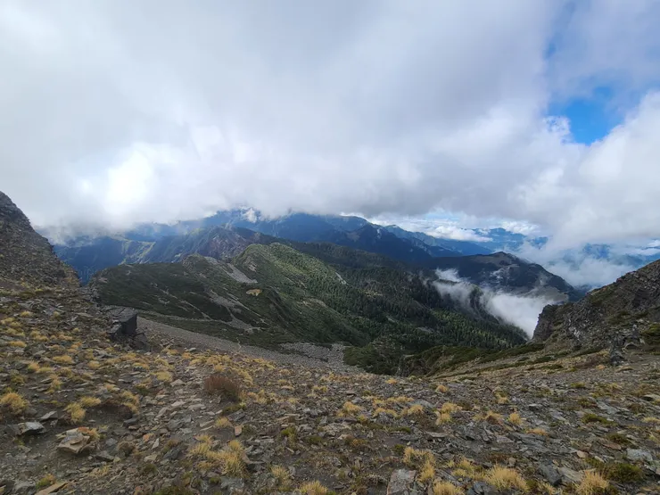 鞍部，為四岔路口。可通往雪主、北稜角、翠池、圈谷底部