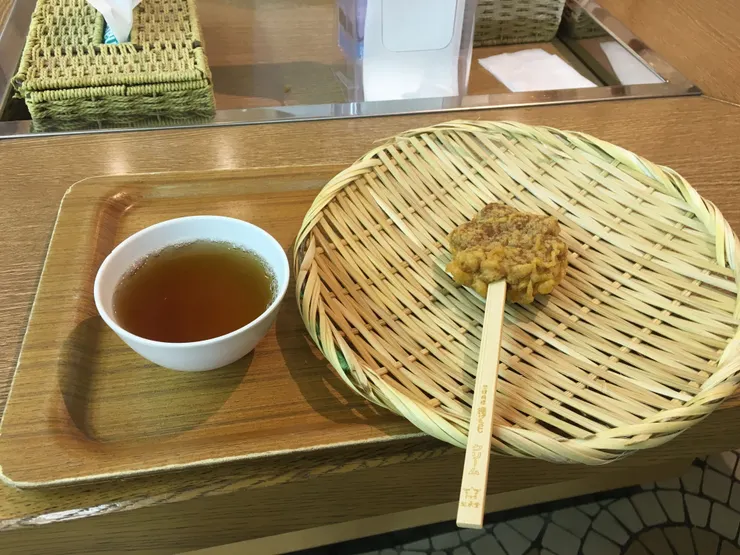 放在竹簍上的炸楓葉饅頭別有一番風味