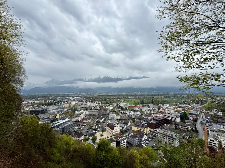 從山坡上俯瞰 Vaduz，小而安靜的首都