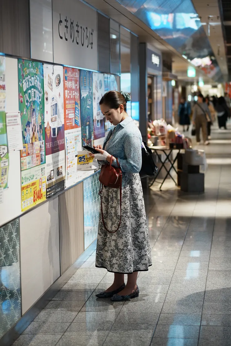 從表情及包起來的手來看，可以想象她很認真的在走著這段路。