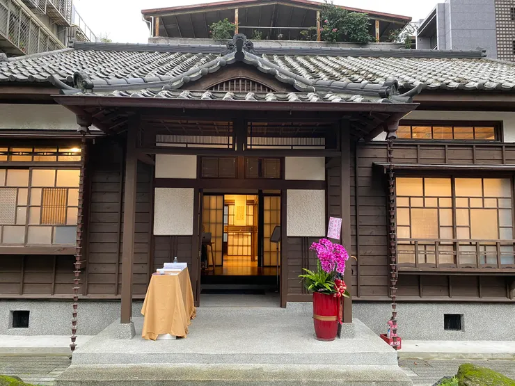 入母屋造，屋頂覆蓋的黑瓦有許多是特地自日本採購來臺
