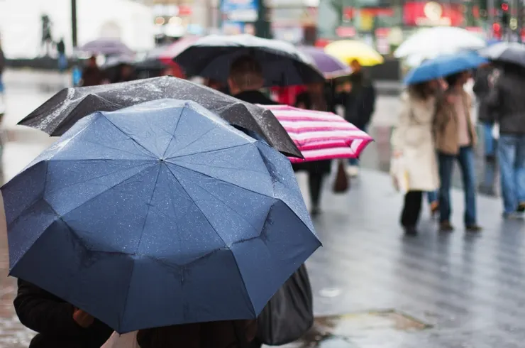 下雨不要穿皮衣出門，潮濕和水氣是皮衣的頭號宿敵。圖/123RF圖庫