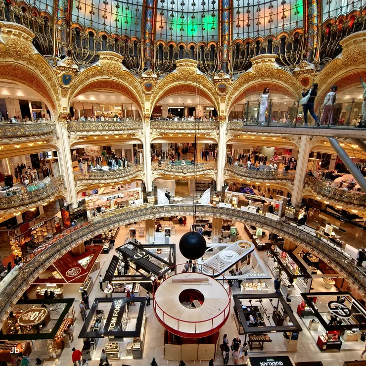 【拉法葉金eyg 碧輝煌買背包墨鏡！注意右上角還有個伸展台供顧客照像，但要排隊，我們就算了！】