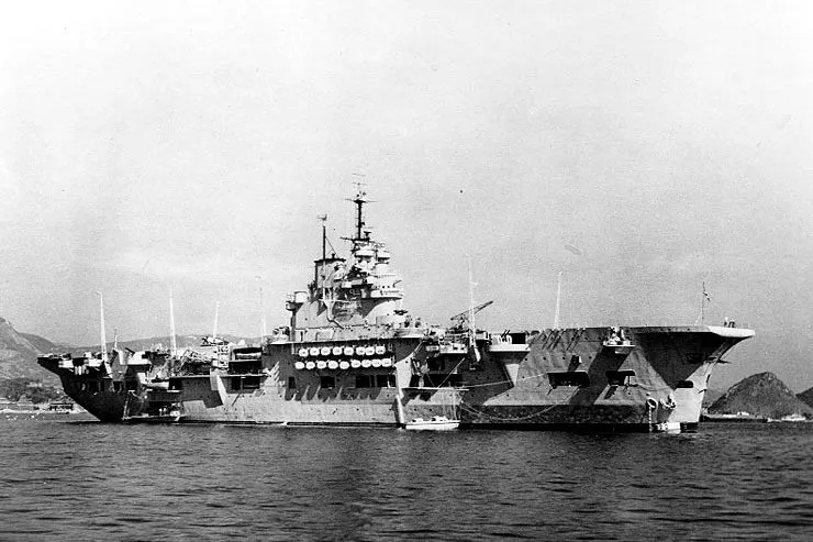 停泊在日本佐世保港的獨角獸號