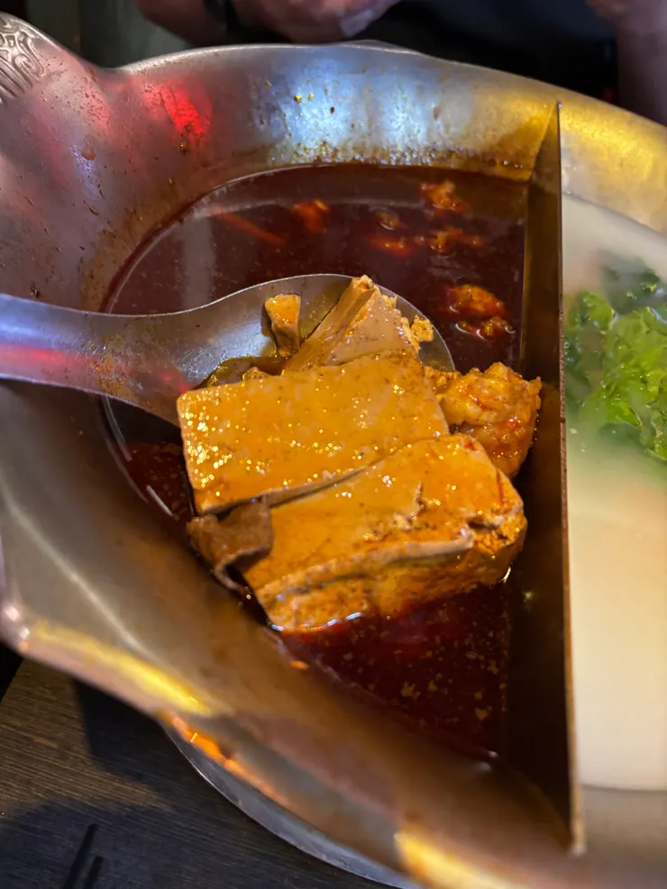 湯底豆腐！但是鴨血先吃完了忘記要拍照哈哈