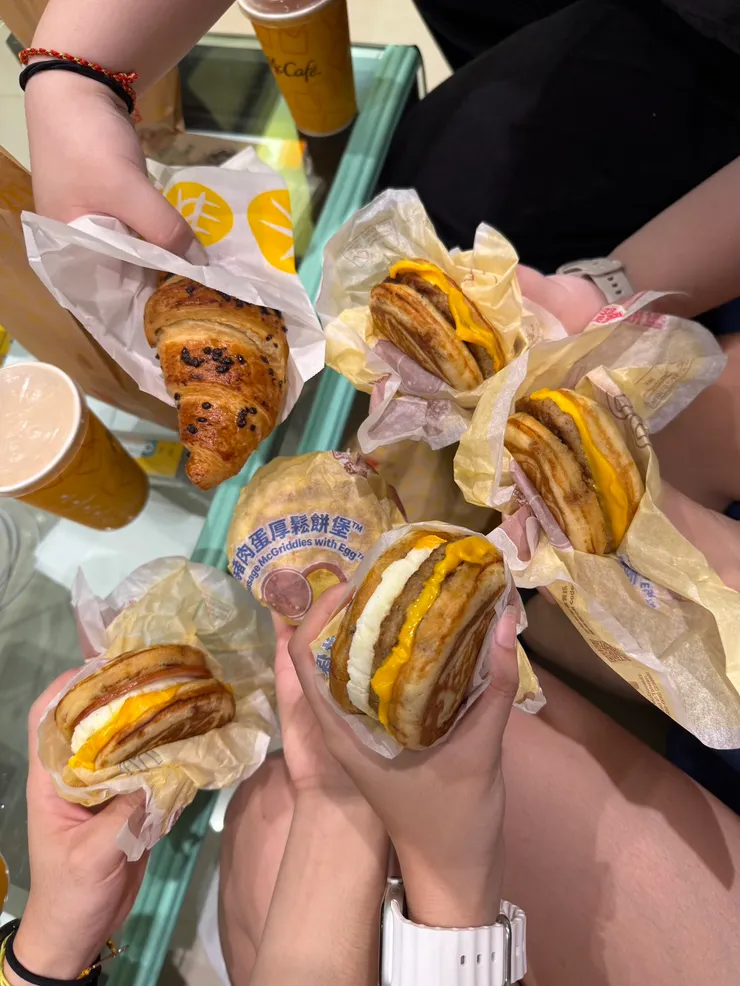 麥當勞鬆餅堡(居然有人不合群吃可頌!!)