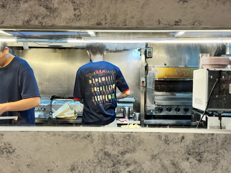 廚房有透明玻璃可以給顧客看看