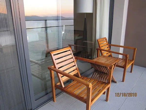 《陽台上的躺椅，讓我著迷似地呆看日月潭之美好久好久》