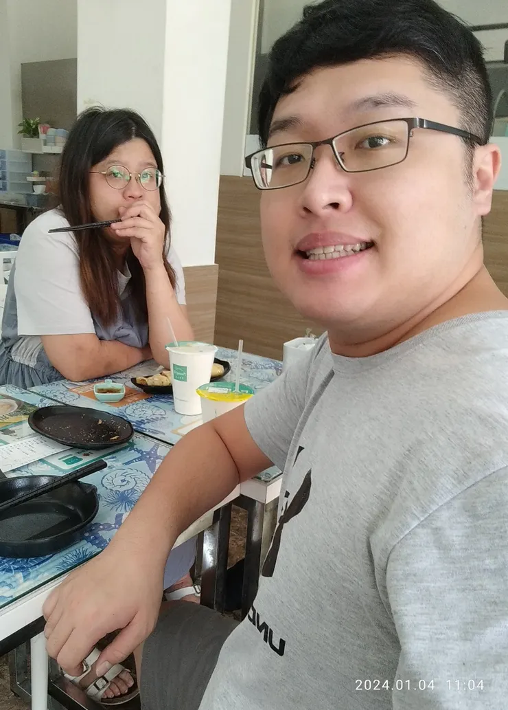 老婆嘴裡有東西，不敢開口