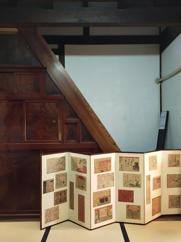 樓梯前的空間也有木製收納櫃