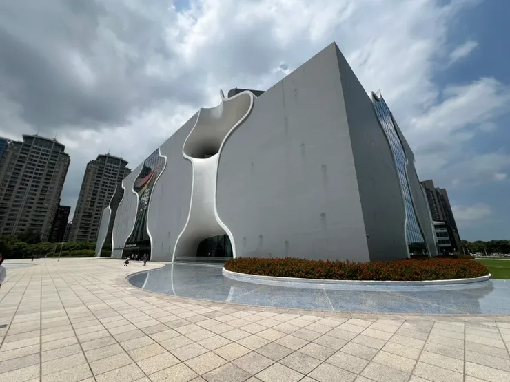 歌劇院前方還有淺淺的水池，正前方（沒照到）也有噴水池，十一點半開門的時候，水柱紛紛射出，十分壯觀。