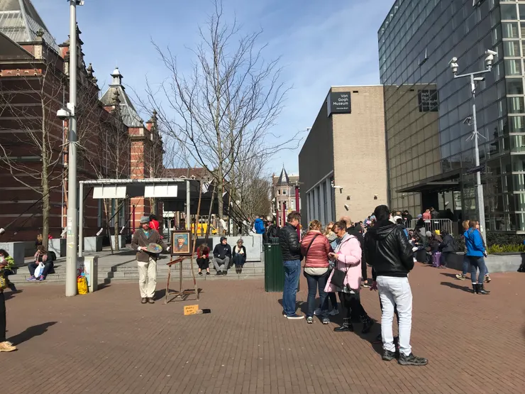 2018.04造訪位於荷蘭的梵谷博物館，館前廣場還有一名裝扮成梵谷的街頭藝人