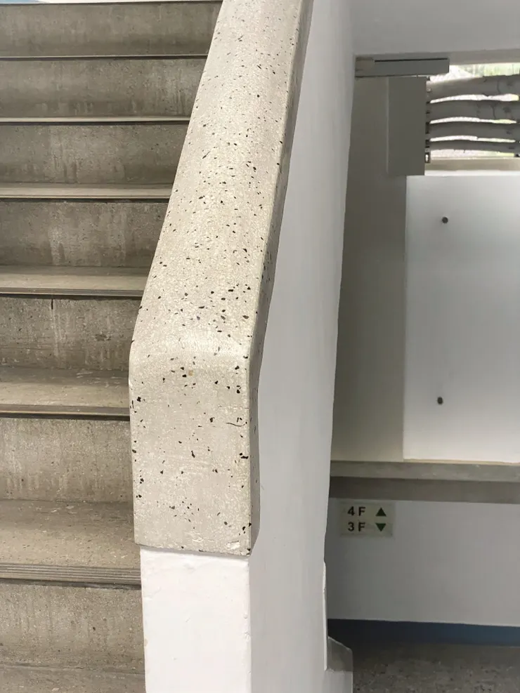 質感細膩、弧線體貼人體工學設計的磨石子扶手