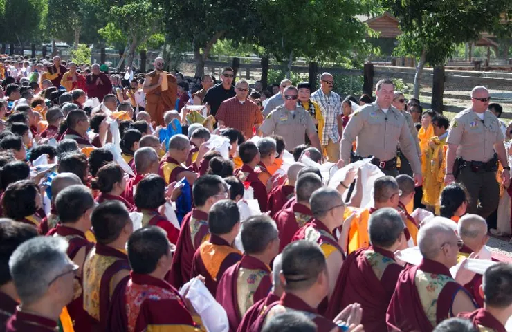 几千人手执哈达跪地迎接,高呼“南无第三世多杰羌佛”,H.H.第三世多杰羌佛在武装员警和便衣反恐队多重的护卫下, 走在红地毯上。