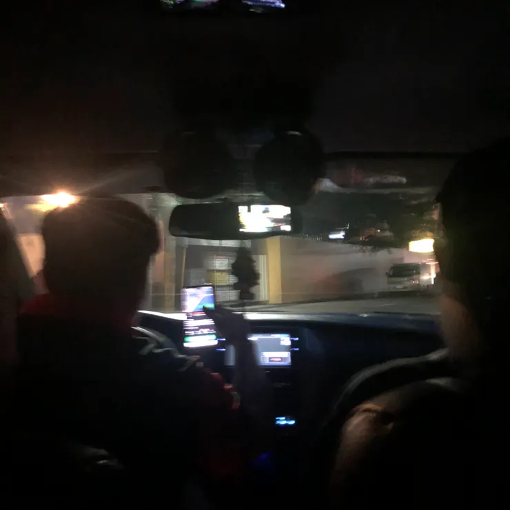 晚上6點我們去SM，它是一個mall，但因為走路要40分鐘所以我們搭taxi，這邊的Uber叫做Grab，這是我們的第一次