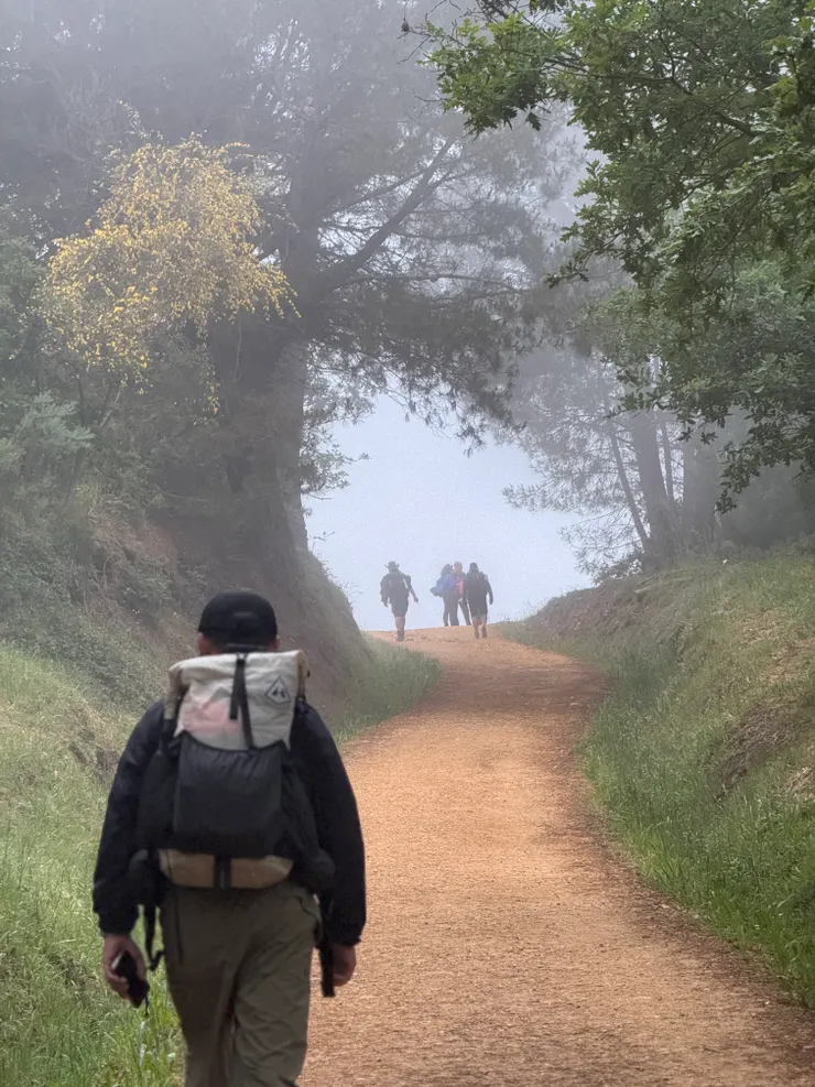 穿越濃霧到更遠更高的地方找尋晴朗的天空。