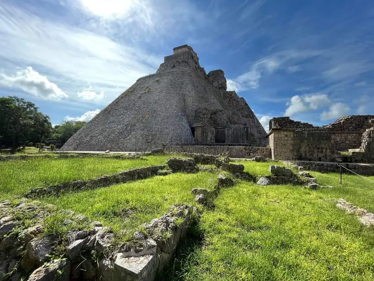墨西哥Uxmal的馬雅神廟。馬雅金字塔用於祭祀及觀星卜卦，與埃及金字塔用途不同。