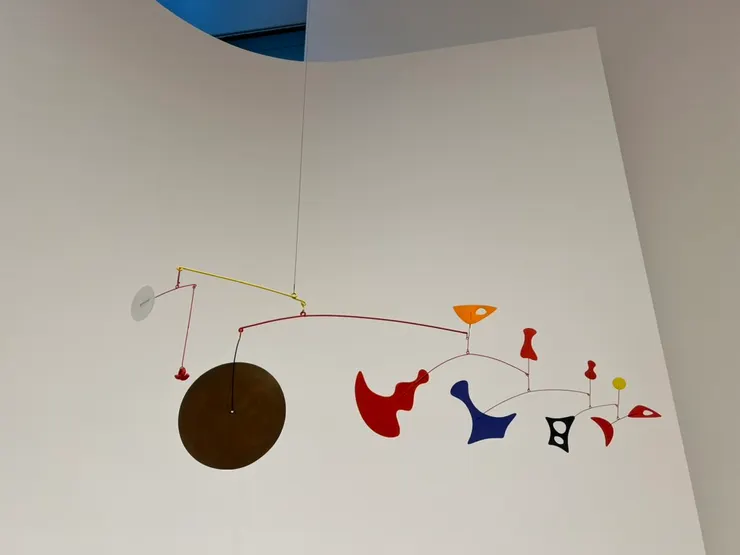 這個“吊飾”若是遇著空氣流動，會自由旋轉，有不同的風貌。A mobile by Alexander Calder.