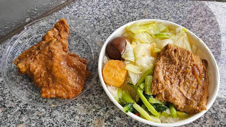 這是我在七堵車站買的臺鐵經典排骨便當!有豆皮就賣到100元!超好吃!