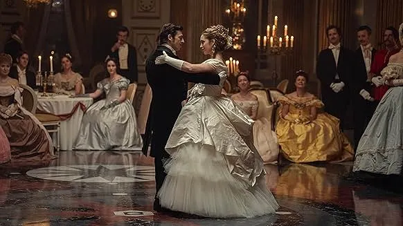 劇中呈現了奢華的貴族場景，讓觀眾得以看見貴族的社交生活。Photo by Ben Blackall/Netflix - © 2024 Netflix, Inc.