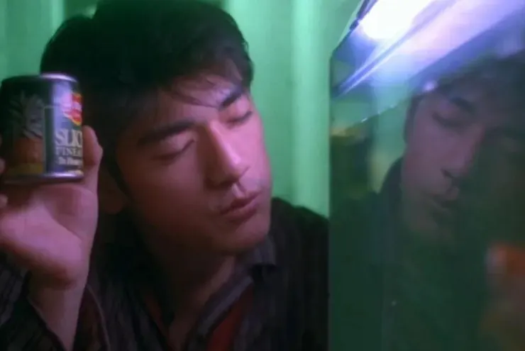 〈重慶森林〉中何志武與金魚缸、鳳梨罐頭