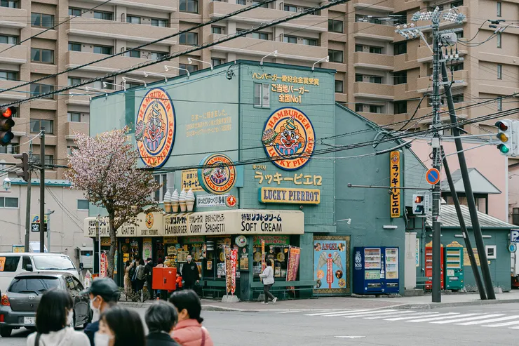 繽紛的小丑漢堡搭配櫻花