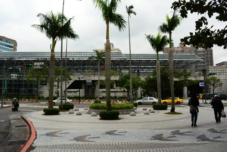 以前是噴水池地花圃就在原車站的正前方