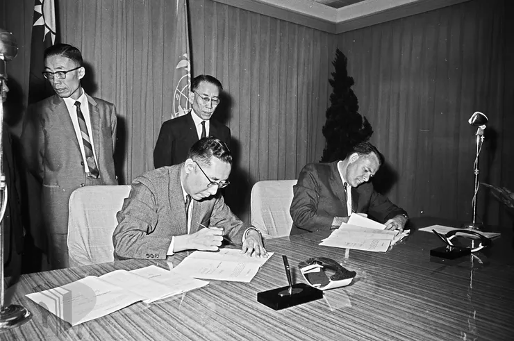 圖10 經濟部次長張繼正（左）及聯合國特別基金駐華副代表伊文森（Wilhalm Ivensen）（右）簽署「聯合國協助我國發展林業計畫」 案名：1965農復會照片 檔號：0054/0012/1 來源機關：行政院新聞局 管有機關：國家發展委員會檔案管理局