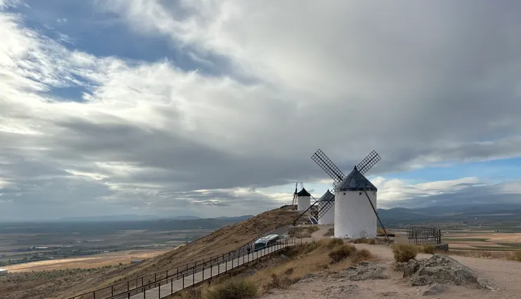 風車位在山脊上