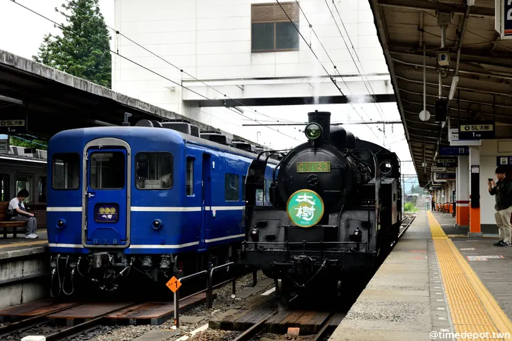 解聯後的C11蒸汽機車短暫與車廂並排