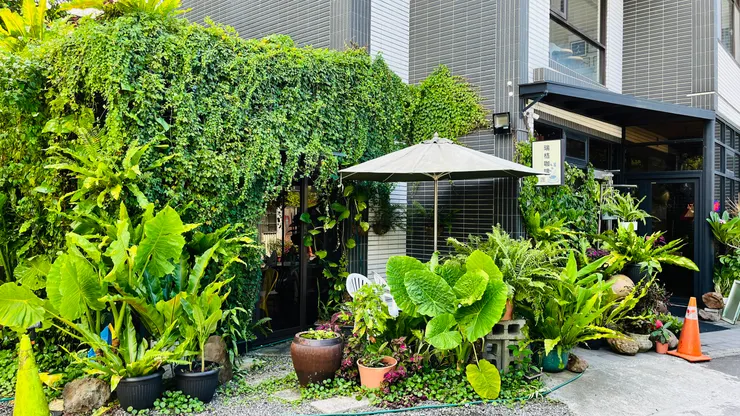 被綠意包圍的瑞格咖啡