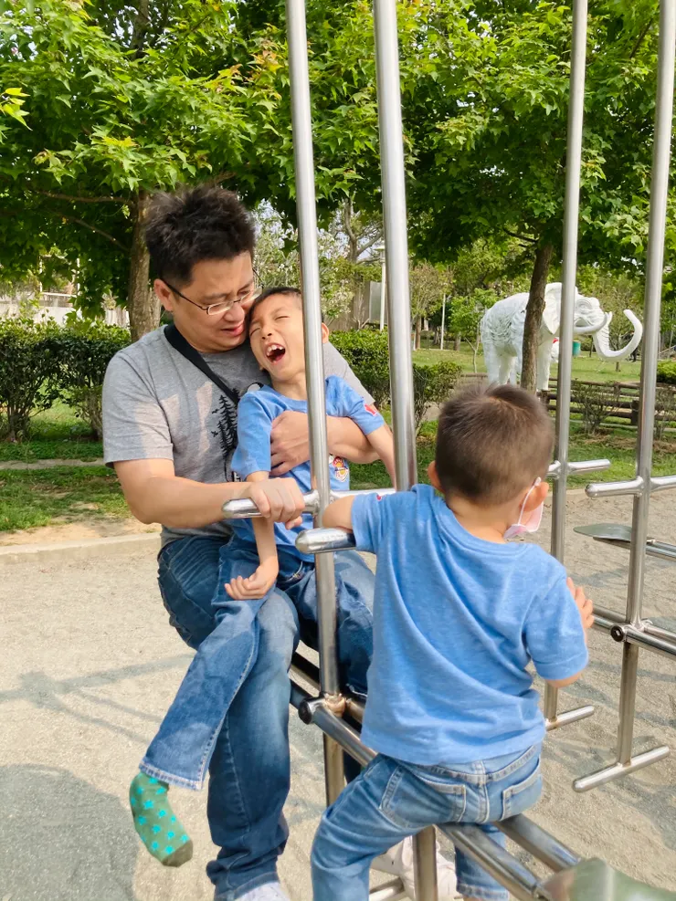 成為哥哥後有了伴多了很多一起玩的日常，可惜兄弟情深緣淺只有五年多。〔2021〕