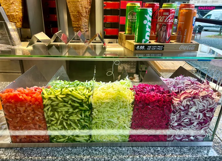 在 Döner 店，通常會有這幾種菜可以選擇：番茄、小黃瓜、生菜、紫甘藍跟洋蔥。