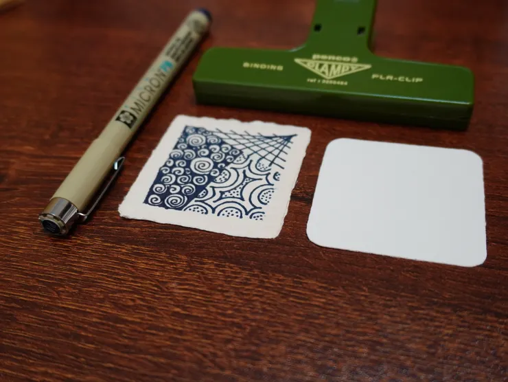 對照禪繞畫的Bijou紙磚，兩者大小差不多。