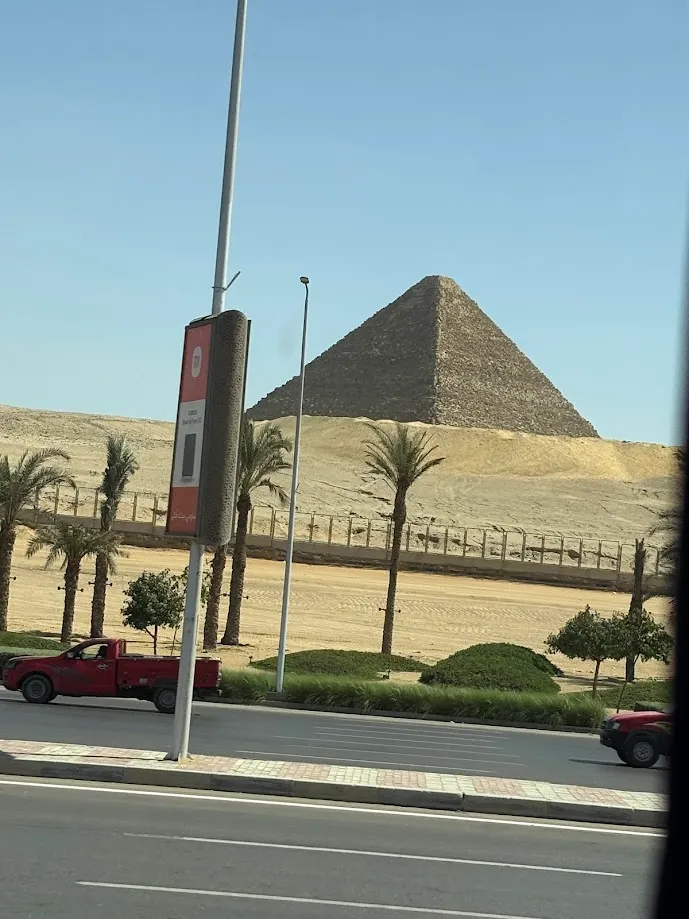 往開羅路上的金字塔