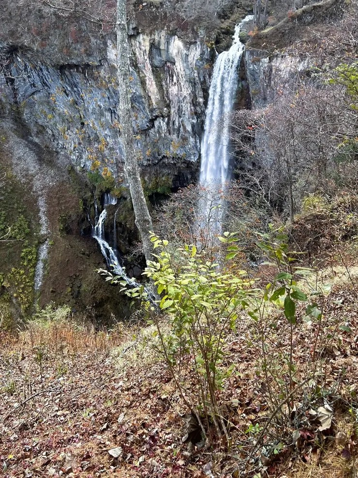 水流看起來細細的，還沒有湯瀑布震撼(後面就被打臉了)