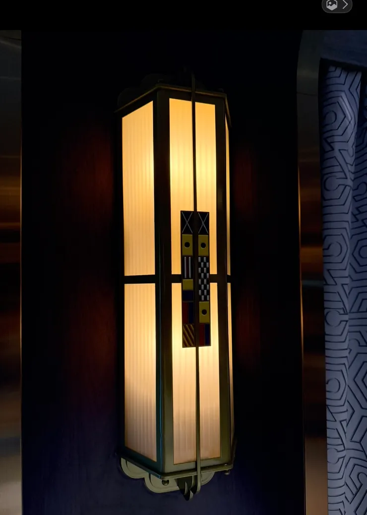 這是餐廳牆壁上的燈，這盞壁燈上的圖案是國際海事信號旗，拼出來就是「MICKEY」!