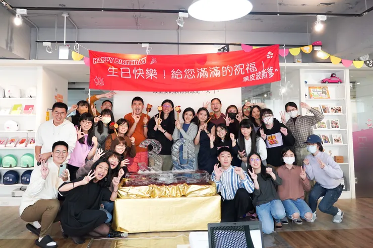 2022'12 張華田三十歲生日於辦公室敲冰磚之我唯一找得到我跟同事們的合照