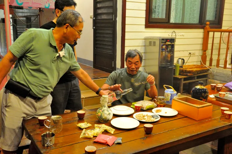 【高粱白蘭地各一瓶竟然當夜飲盡 廉頗老矣多少年未見這樣的豪氣！晚餐後回到蔓森活實踐諾言，YY猛倒酒。】
