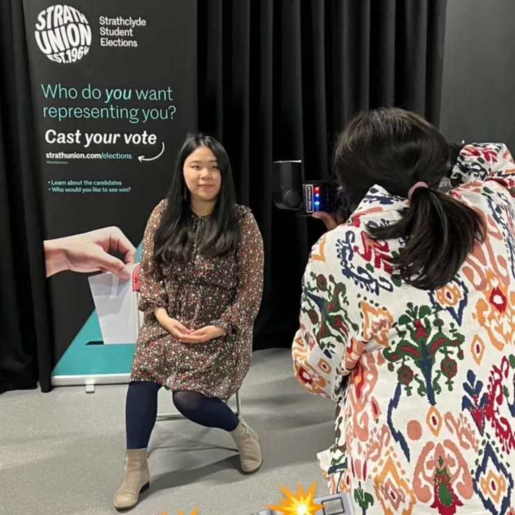 連我當選之夜，被宣傳組抓去拍校園媒體發布照片，都讓我尷尬得要死。