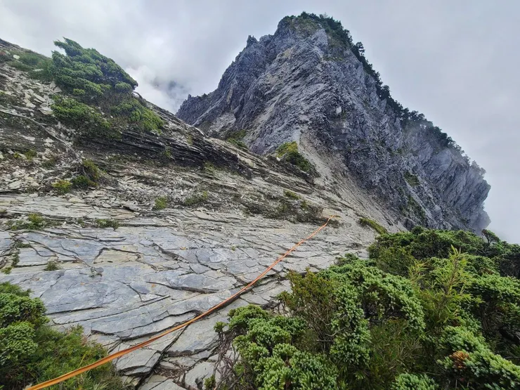 斜板好走,前方山頭就是巴巴山